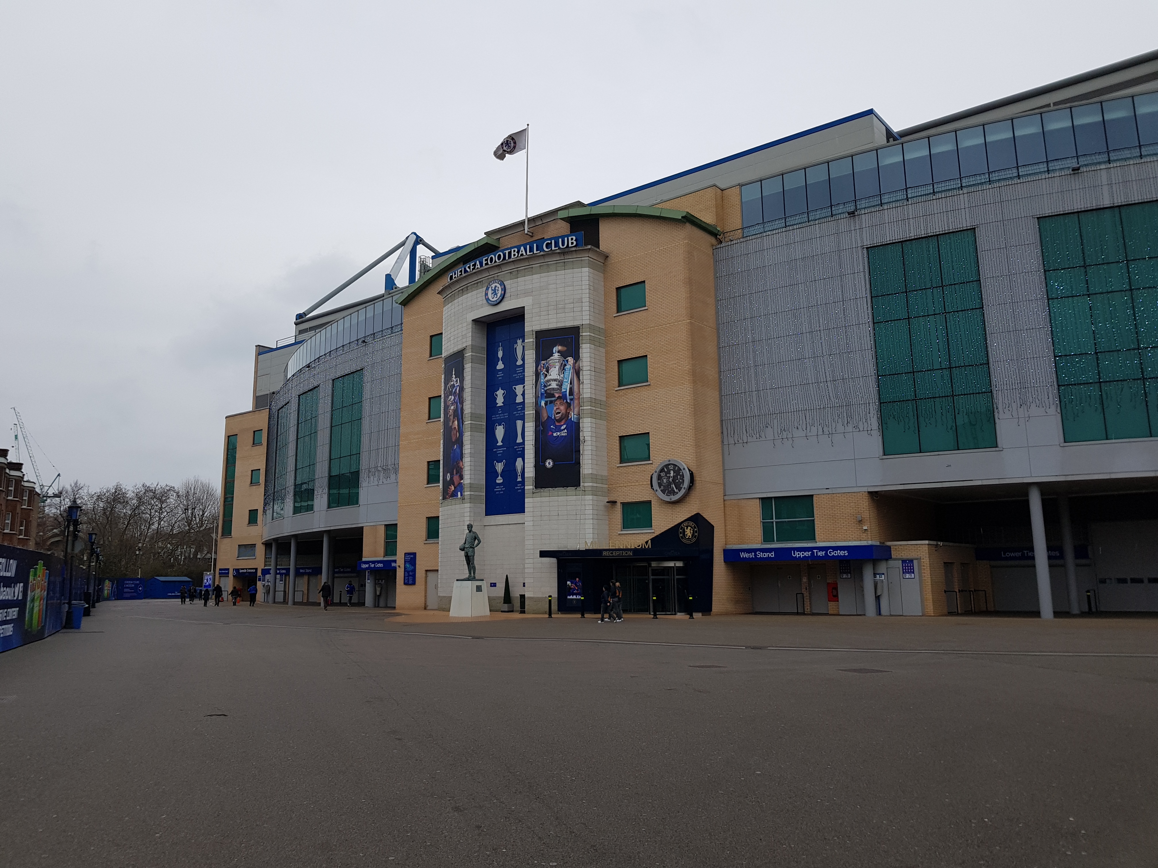 mit Kindern in London unterwegs am Stadion von FC Chelsea