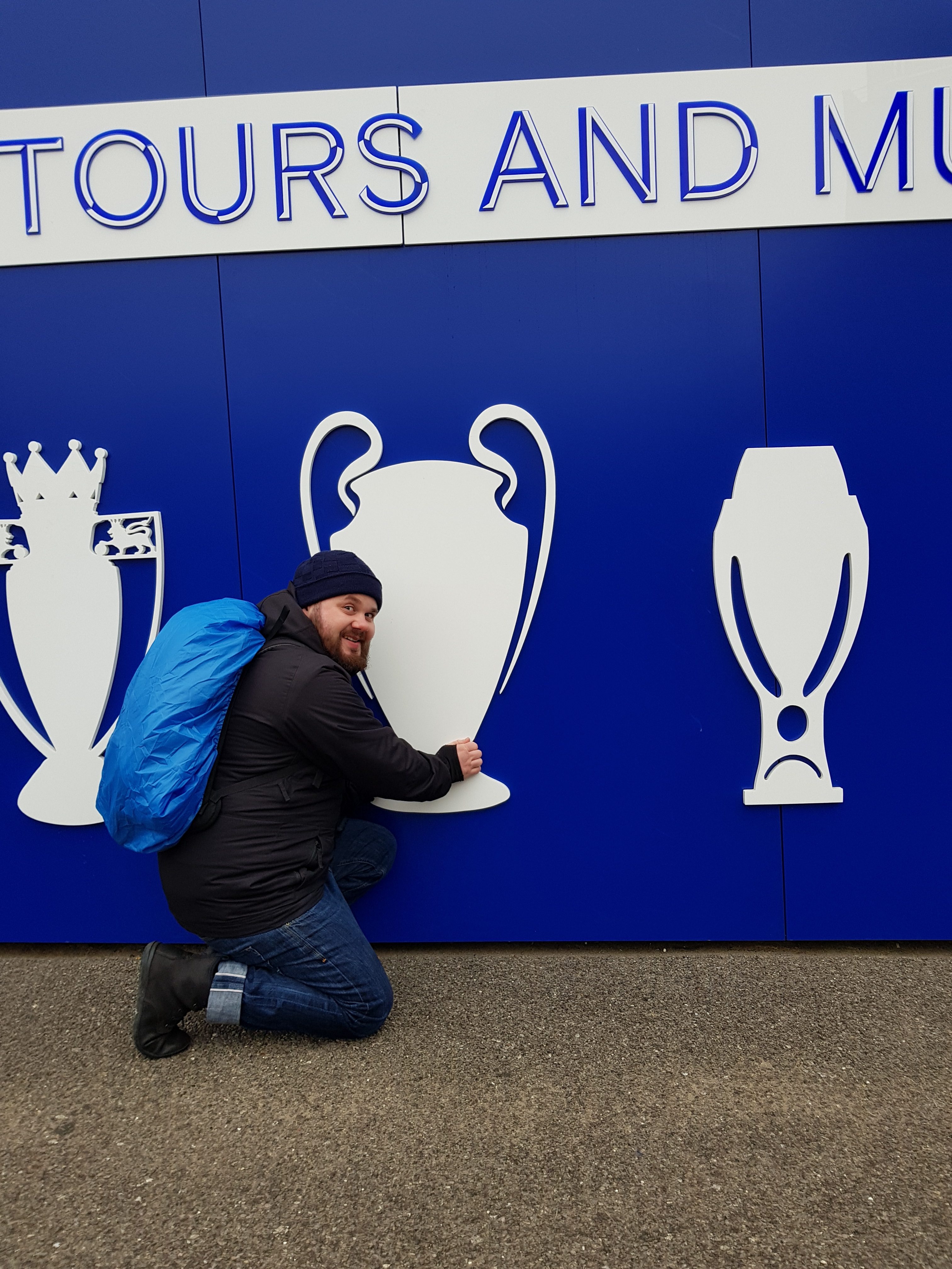 Große und Kleine Fans vor dem Stadion des FC Chelsea