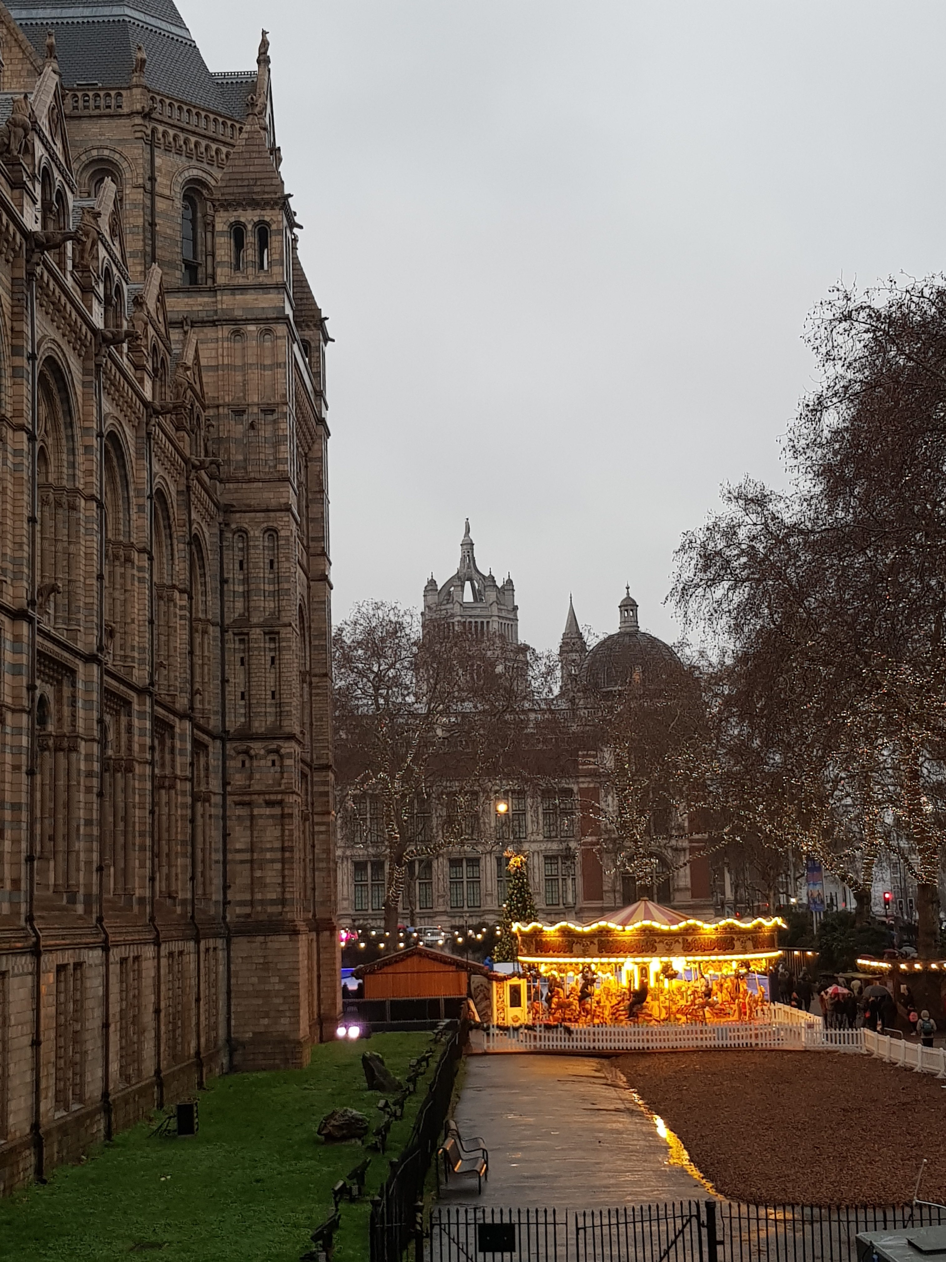 Schöne Eisbahn vor dem National History Museum London