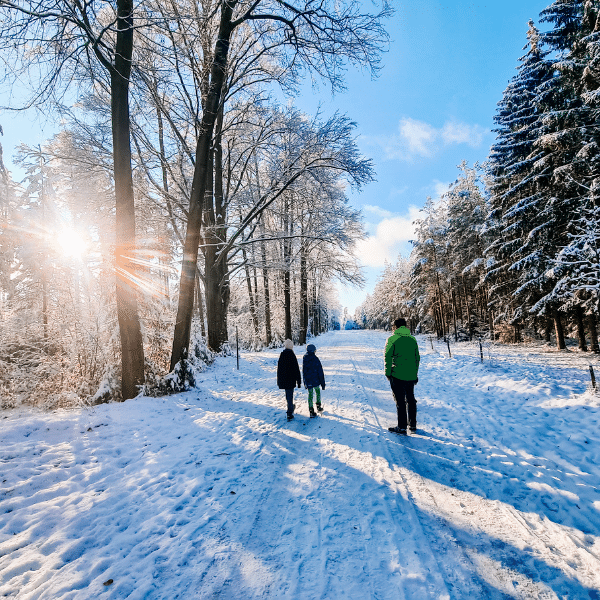 winterspaziergang familie